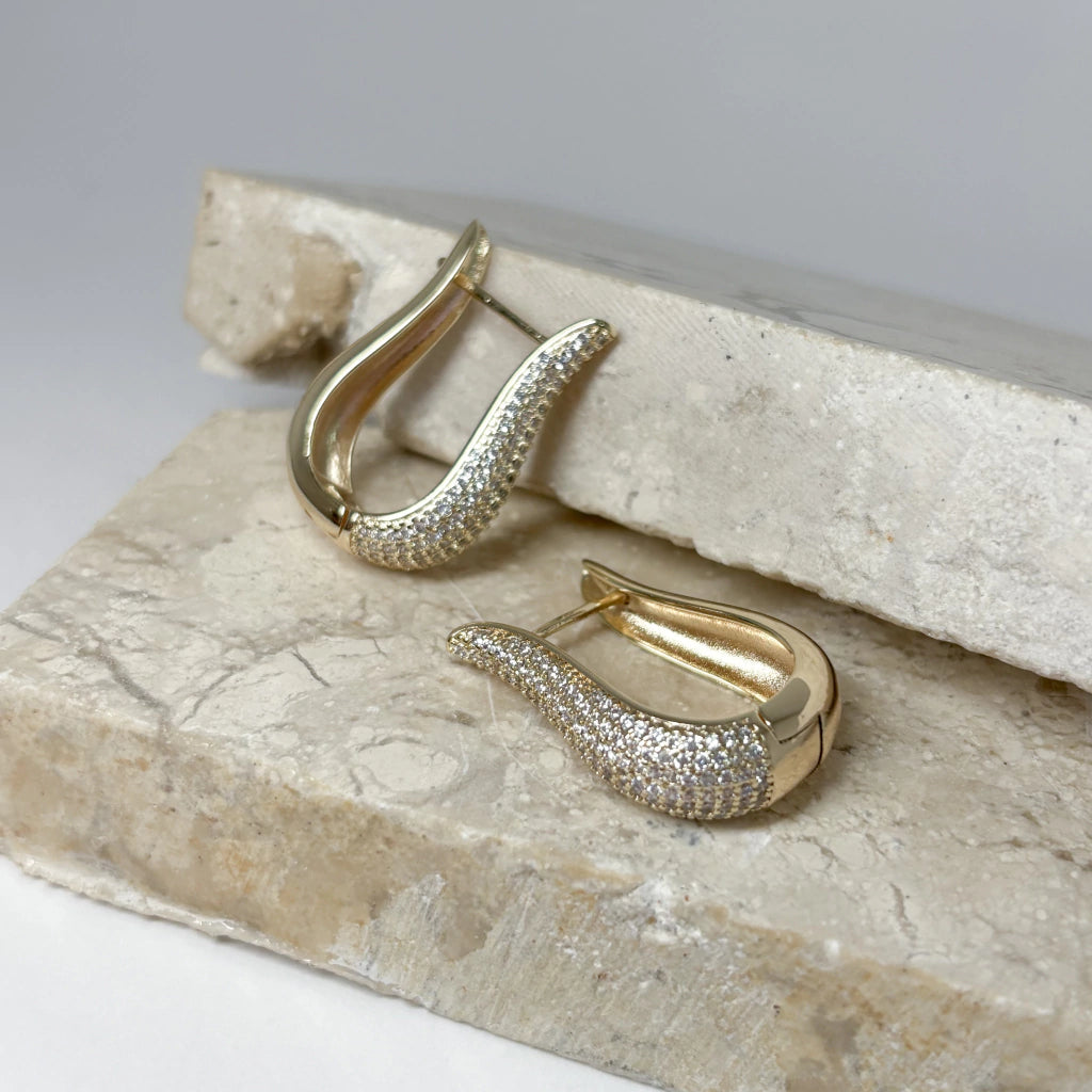 Hoop earring with 7-column zirconia, 29x19x8mm, gold-plated/clear.